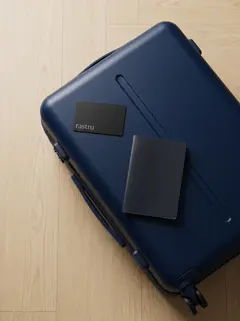 Maleta azul marino con la tarjeta rastru y un pasaporte encima